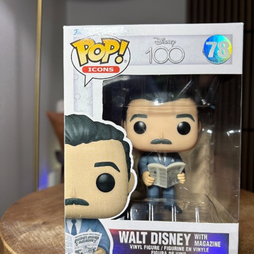 Funko Pop! Icons #78 Walt Disney with Magazine Disney 100 Anniversary